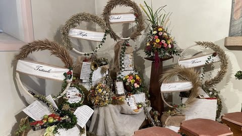 Altar an Erntedank in der Stephanuskirche in Renquishausen: Blumengestecke und unterschiedliche Getreidesorten