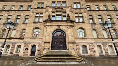 Der Eingang und die Historische Fassade des Landgerichts in Tübingen.