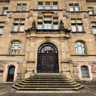 Der Eingang und die Historische Fassade des Landgerichts in Tübingen.