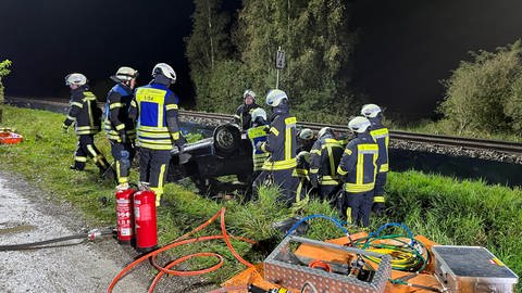 Die Feuerwehr übt für den Ernstfall: Ein Auto ist mit einem Zug an den Gleisen zwischen Herbertingen und Mengen im Kreis Sigmaringen zusammengeprallt.