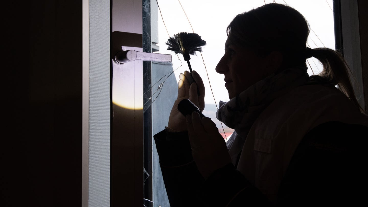 Die Polizei sichert Spuren an einem eingeschlagenen Fenster nach einem Einbruch. Im Ermstal hat sie eine Serie von Einbrüchen aufgeklärt.