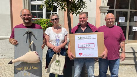 Eine Bürgerinitiative und der Betreiber des Schlachthofs in Rottenburg (Kreis Tübingen) hatten für Erhalt des Schlachthofes Unterschriften gesammelt.