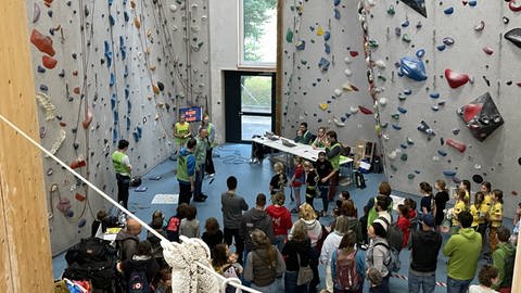 Kinder stehen bereit an der Kletterwand im Tübinger B12 um beim Speedklettern gegeneinander anzutreten. 