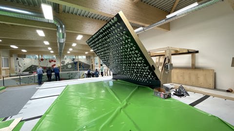 Die neue Digitale Kletterwand im Trainingsbereich der B12 Boulderhalle in Tübingen