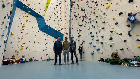 Die Verantwortlichen Dieter Porsche und Matthias Lustig vom DAV Tübingen und B12 Betreiber Manne Aberle stehen vor dem neuen Seilturm