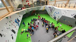 Kinder klettern im Rahmen des KidsCups im der neugebauten Boulderhalle im B12 Tübingen