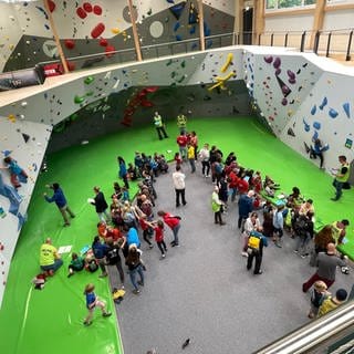 Kinder klettern im Rahmen des KidsCups im der neugebauten Boulderhalle im B12 Tübingen