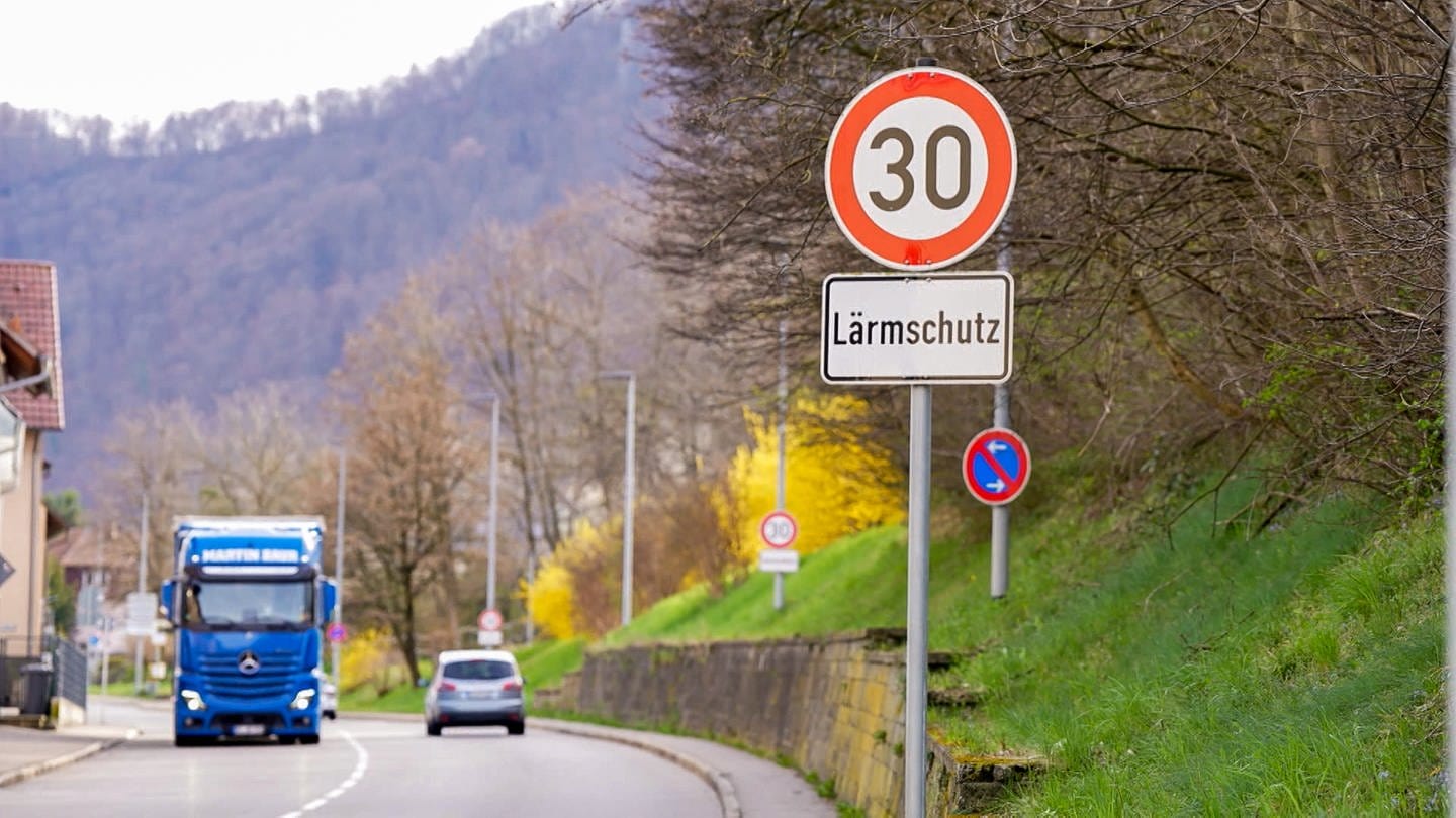 Auf der B312 in Lichtenstein (Kreis Reutlingen) ist immer viel Verkehr. Ein LKW und ein PKW fahren am Tempo-30-Schild vorbei.