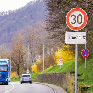 Auf der B312 in Lichtenstein (Kreis Reutlingen) ist immer viel Verkehr. Ein LKW und ein PKW fahren am Tempo-30-Schild vorbei.