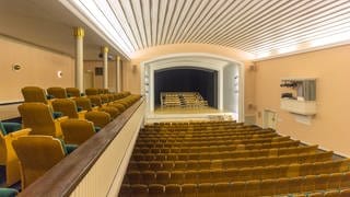 Das Theater im Kurhaus in Freudenstadt mit seinen knapp 600 Sitzplätzen - bleiben dort Plätze frei, können bedürftige Menschen mit den "Frei-Tickets" dort kostenlos ins Theater.