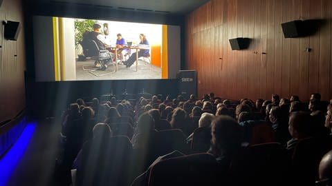 Rund 90 Menschen sitzen im Tübinger Kino Blaue Brücke und schauen sich die Premiere der Doku "7 Tage im Kinderwunschzentrum" an. Unter ihnen viele, die auch im Film vorkamen.