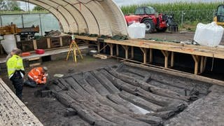 Gesamtansicht auf eine vier auf fünf Meter große Holzdecke einer keltischen Grabkammer in Riedlingen.