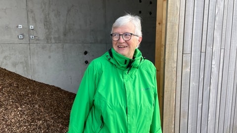 Bewohnerin Rosa Epple vor dem Lagerraum für die Holzhackschnitzel. Ihr Dorf Breitenholz (Kreis Tübingen) heizt zu 100 Prozent aus erneuerbarer Energie. 