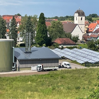 Das Bioenergiedorf Breitenholz und seine neue Anlage aus Wärmespeicher, Heizzentrale und Solarthermie. 