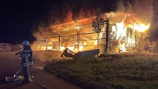 Flammen lodern aus einer brannenden Scheune in Ammerbuch-Entringen (Kreis Tübingen). Das Gebäude ist völlig ausgebrannt.