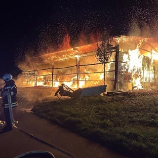 Flammen lodern aus einer brannenden Scheune in Ammerbuch-Entringen (Kreis Tübingen). Das Gebäude ist völlig ausgebrannt.