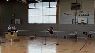 Ein Mädchen springt mit ihrem Hobby Horse über ein Hindernis. Beim Turnier in Walddorfhäslach gab es acht verschiedene Disziplinen.