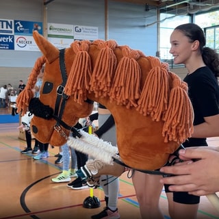 Zu sehen ist ein Hobby Horse, also eine spezielle Art von Steckenpferd. Mit diesen konnten die Teilnehmerinnen beim Turnier in Walddorfhäslach antreten.