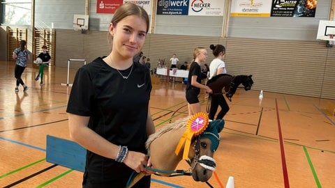 Liliana Günther und ihr Hobby Horse "Spot". Beim Turnier in Walddorfhäslach haben die beiden Titel geholt.