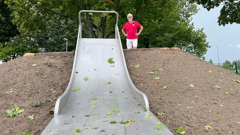 Sehr breite Rutsche auf einem Spielplatz, die barrierefrei ist. Der SV Vollmaringen setzt sich für Inklusion ein.