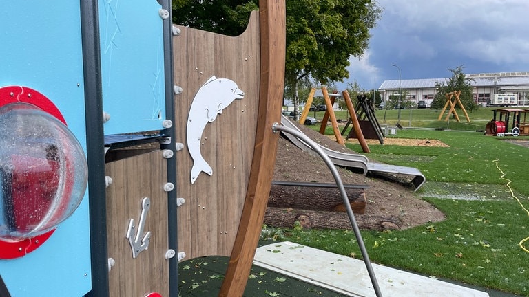 Barrierefreier Spielplatz in Vollmaringen. Schiff, in dem auch Kinder im Rollstuhl spielen können.