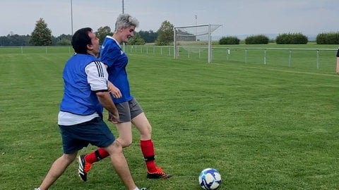 Zwei Menschen spielen miteinander Fußball. Der SV Vollmaringen setzt sich für Inklusion im Sport ein.