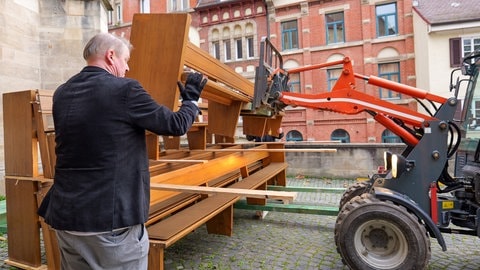 Die Kirchenbänke werden hinter der Stiftskirche gestapelt.