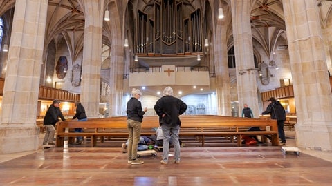 Die Stiftskirche in Tübingen wird leer geräumt.