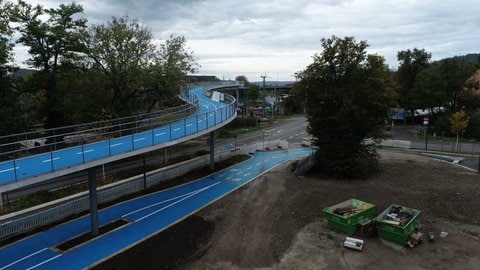 Die neue Radbrücke West verbindet den Stadtteil Derendingen mit der Europastraße und dem Hauptbahnhof in Tübingen. Sie ist ausschließlich für Fahrradfahrer.