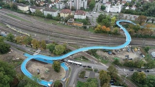 Die neue Radbrücke West in Tübingen wird eröffnet. Sie verbindet den Stadtteil Derendingen mit der Europastraße. 