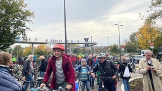 Die neue Radbrücke West in Tübingen ist eröffnet worden. Es kamen mehrere Hundert Menschen zur ersten Überfahrt der 365 Meter langen und beheizbaren Brücke.