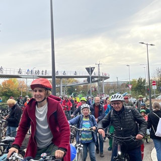 Die neue Radbrücke West in Tübingen ist eröffnet worden. Es kamen mehrere Hundert Menschen zur ersten Überfahrt der 365 Meter langen und beheizbaren Brücke.