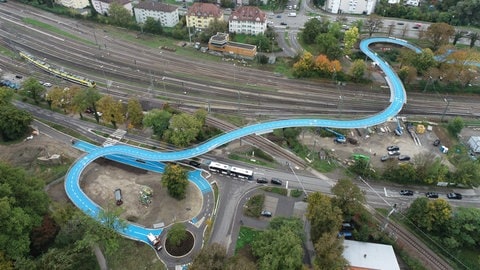 Die neue Radbrücke West in Tübingen wird eröffnet. Sie verbindet den Stadtteil Derendingen mit der Europastraße. 