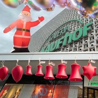 Fotomontage. Christbaumschmuck und ein aufblasbarer Weihnachtsmann zieren das leerstehende Galeria-Kaufhof Gebäude in Reutlingen