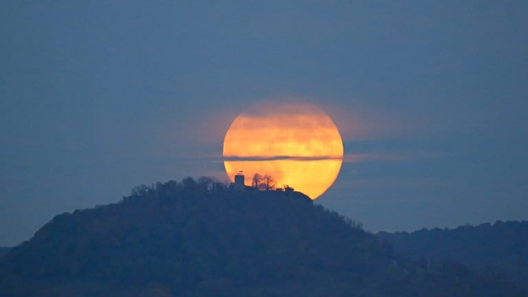 Der Supermond steigt über der Reutlinger Achalm langsam auf.