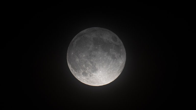 Stück für Stück ist der Supermond am Donnerstagabend über der Reutlinger Achalm aufgestiegen.