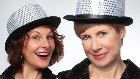 Elisabeth Kabatek und Ilona Nowak sind das Duo "Swabian Housewives". Sie sind Finalistinnen für den Sebastian-Blau-Preis für schwäbische Mundart 2024 in Rottenburg. 