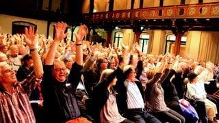 Das Publikum lacht und macht eine Laola-Welle beim Sebastian-Blau-preis-Finale in Rottenburg.