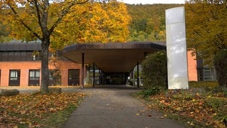 Das Gebäude der ehemaligen Ermstalklinik wird heute als Zweigstelle des Chirurgisch Orthopädischen Zentrums Neckar-Alb genutzt. Früher gab es hier drin auch eine Notfallpraxis, die Patientinnen und Patienten abends, am Wochenende oder an Feiertagen nutzen konnten. Vor eineinhalb Jahren wurde sie geschlossen. 