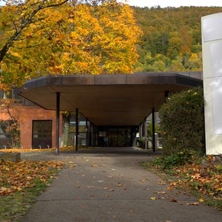 Das Gebäude der ehemaligen Ermstalklinik wird heute als Zweigstelle des Chirurgisch Orthopädischen Zentrums Neckar-Alb genutzt. Früher gab es hier drin auch eine Notfallpraxis, die Patientinnen und Patienten abends, am Wochenende oder an Feiertagen nutzen konnten. Vor eineinhalb Jahren wurde sie geschlossen. 