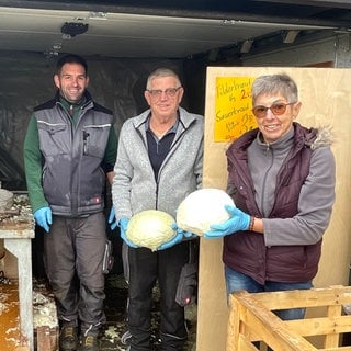 Die Familie von Josef Hugger hobelt an einer alten Maschine regionales Kraut in der Garage für ihre Kunden