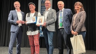 Bei einer Gala in der Rottenburger Festhalle ist am Sonntagabend beim Finale des Sebastian-Blau-Preises 2024 der Sieger gekürt worden. Gewonnen hat Michael Klink aus Neuffen (Kreis Esslingen) mit seiner schwäbischen Kultfigur "LinkMichel". 