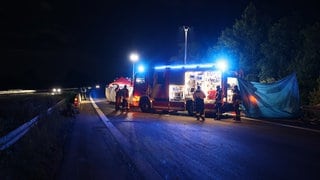 Rettungswagen bei einem Unfall auf der A81 in der Nähe von Rottweil im Juni: Im Auto wurde eine tote Frau gefunden. Nun erhebt die Staatsanwaltschaft Tübingen Anklage wegen Mord gegen den Ehemann.