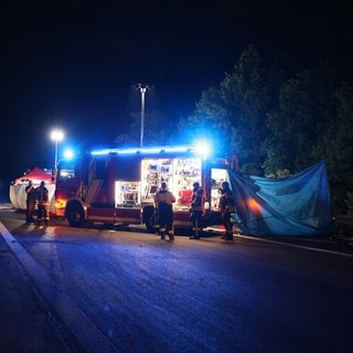 Rettungswagen bei einem Unfall auf der A81 in der Nähe von Rottweil im Juni: Im Auto wurde eine tote Frau gefunden. Nun erhebt die Staatsanwaltschaft Tübingen Anklage wegen Mord gegen den Ehemann.