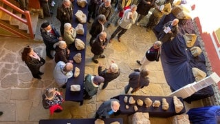 Reste von Statuen und Säulen liegen auf Tischen ausgebreitet. Über 100 Einzelteile des römischen Götterdenkmals haben die Archäologen bei einer Ausgrabung.