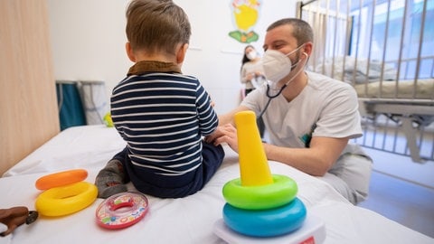 Ein Kinderarzt untersucht ein Kind. Im Kreis Freudenstadt gibt es theoretisch genug Kinderärzte. Doch die Stadt Horb hat teilweise den Mangel aus dem Kreis Calw mit aufgefangen. Dass nun eine Praxis nur noch Privatpatienten behandeln will, verschärft die Situation.