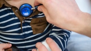 Ein Kinderarzt untersucht ein Kind mit einem Stethoskop. Für Eltern in Horb am Neckar und der Umgebung könnte es bald schwierig werden, einen Kinderarzt für ihre Kinder zu finden. 