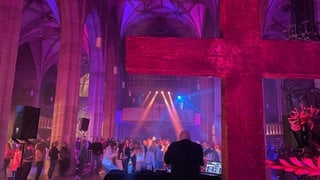 Ein DJ bringt bei der Clubnacht die Menschen in der Stiftskirche Tübingen zum Tanzen.