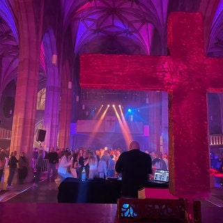 Ein DJ bringt bei der Clubnacht die Menschen in der Stiftskirche Tübingen zum Tanzen.