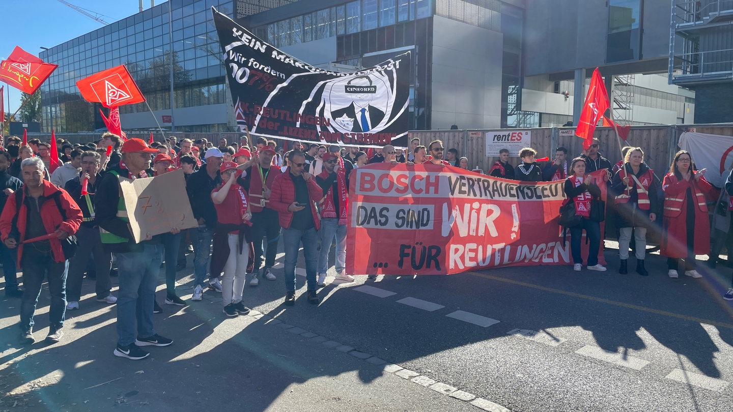 Streikende Beschäftigte von Bosch nehmen vor dem Werksgelände in Reutlingen an einer Kundgebung der Gewerkschaft IG Metall teil.